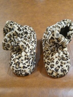 Women's Plush Leopard Print Slipper Boots - Soft Faux Fur (Beige/Black)